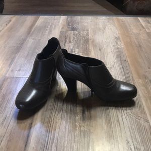 Clarks Ruby Edge Leather Button Shootie Pump